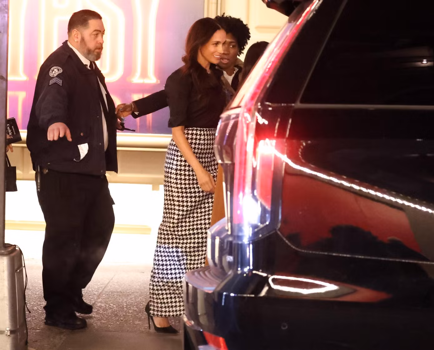 Meghan được bảo vệ nghiêm ngặt trong chuyến đi đến thành phố New York vào tối 10/4. Ảnh: Page Six.