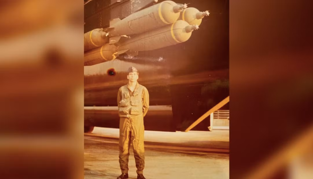 Phi công Mỹ Wayne Wallingford đứng trước một chiếc B-52 trong chiến tranh Việt Nam