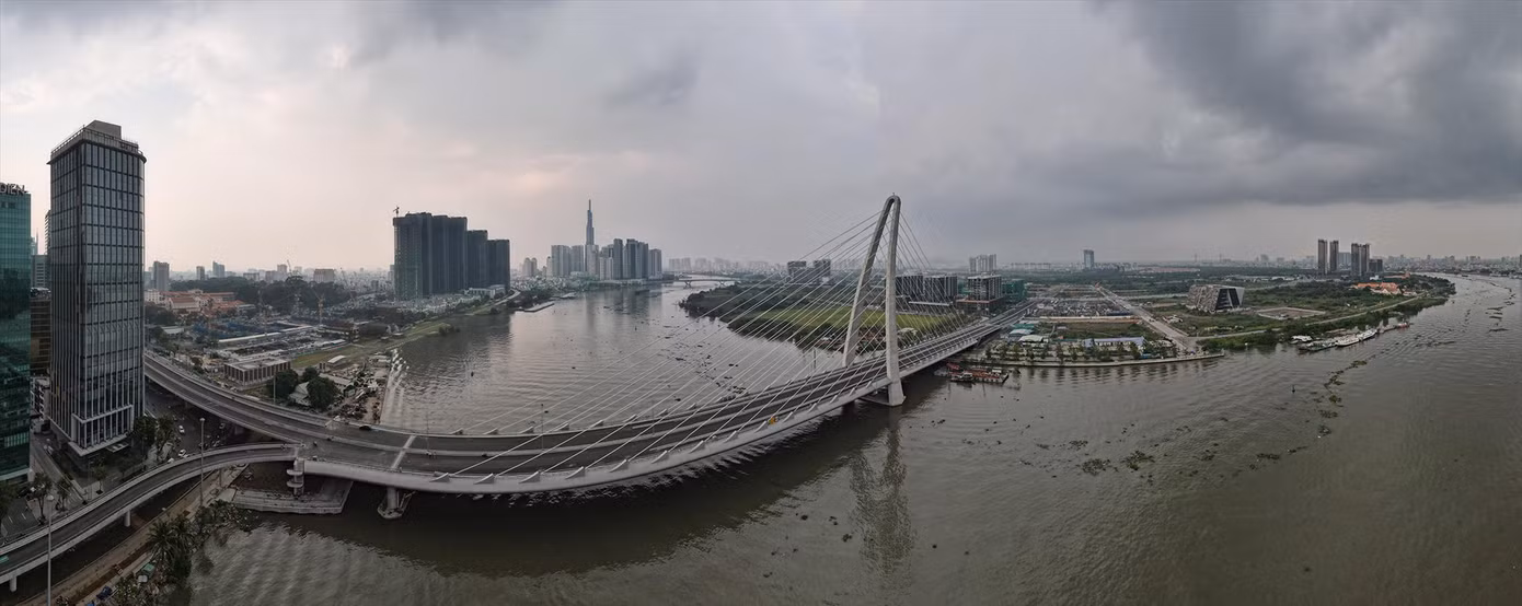 Cầu Thủ Thiêm 2 vừa được đổi tên thành cầu Ba Son có độ tĩnh không thấp khiến tàu thuyền khó qua lại. Ảnh: Phạm Nguyễn