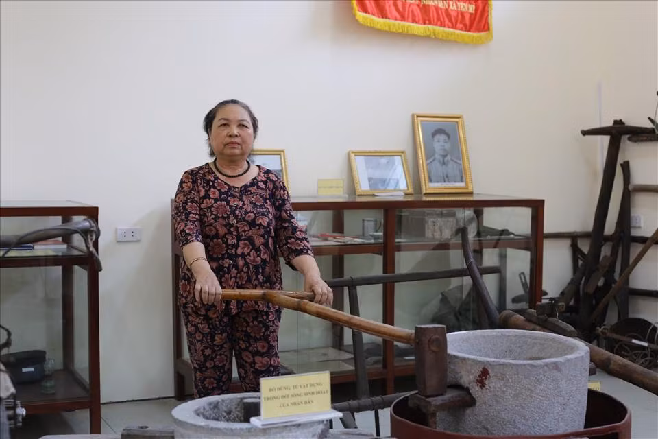Bà Huệ giới thiệu chiếc cối xay thóc bằng đá nay đã hoàn toàn biến mất trong đời sống của nông dân