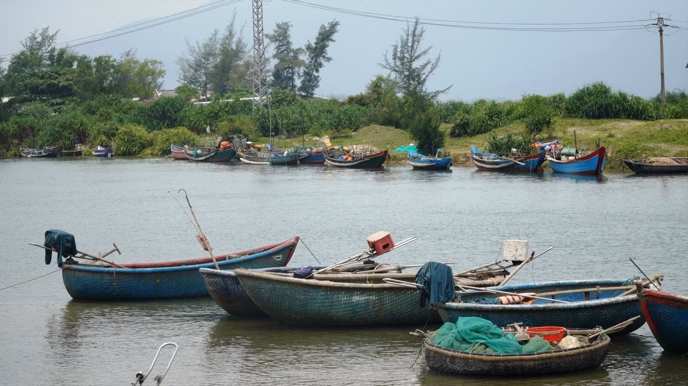 Tàu thuyền đánh cá “mắc kẹt” bên trong cửa biển Lạch Giang chờ thủy triều dâng cao để vươn khơi