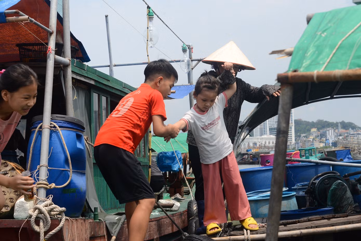 Những đứa trẻ xóm chài luôn mơ về ngôi nhà thắp điện sáng