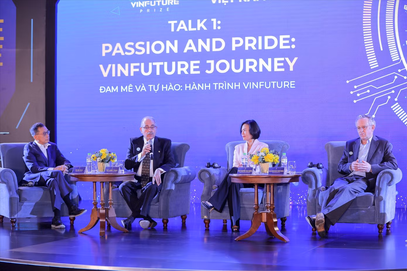 Các thành viên Hội đồng Giải thưởng VinFuture giao lưu cùng khán giả. Từ trái qua: GS Đặng Văn Chí, GS Pisano, GS Nguyễn Thục Quyên và GS Friend