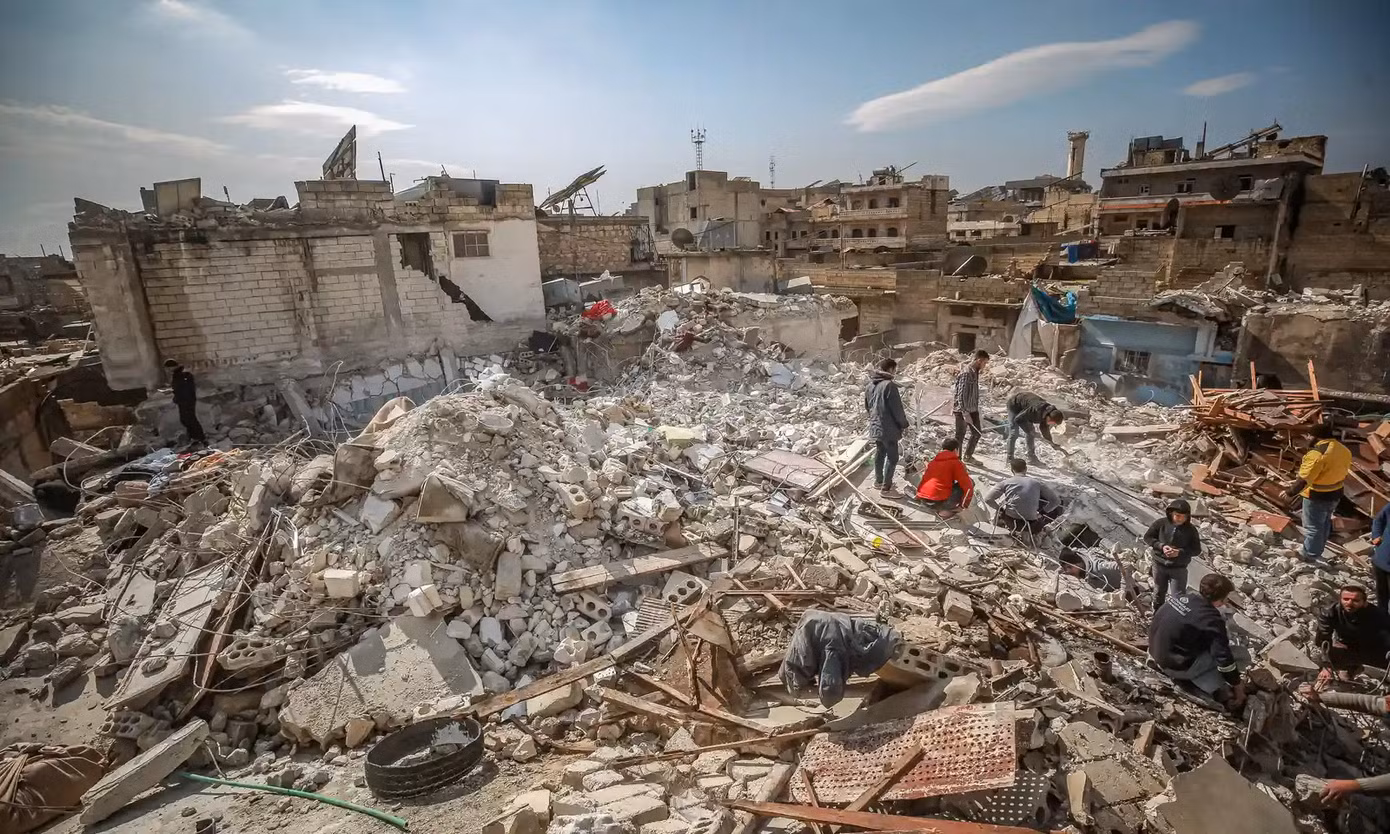 Nhân viên cứu hộ và dân thường tìm kiếm những người sống sót ở Idlib Nhân viên cứu hộ và dân thường tìm kiếm những người sống sót ở Idlib