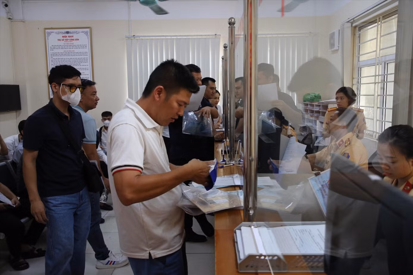 Bên trong khu vực tiếp nhận hồ sơ làm thủ tục sang tên đổi chủ ô tô, thu hồi biển số, đăng ký mới... tại Cơ sở đăng ký xe số 2, Phòng CSGT Công an TP Hà Nội