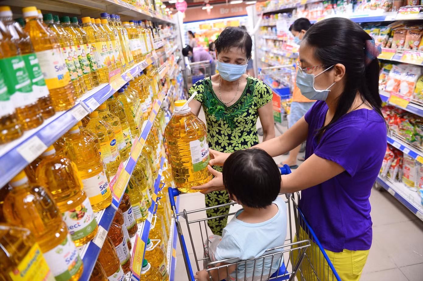 Nhiều mặt hàng thiết yếu lập mặt bằng giá mới, dầu ăn giá đã tăng trong nhiều tuần qua Ảnh: PV