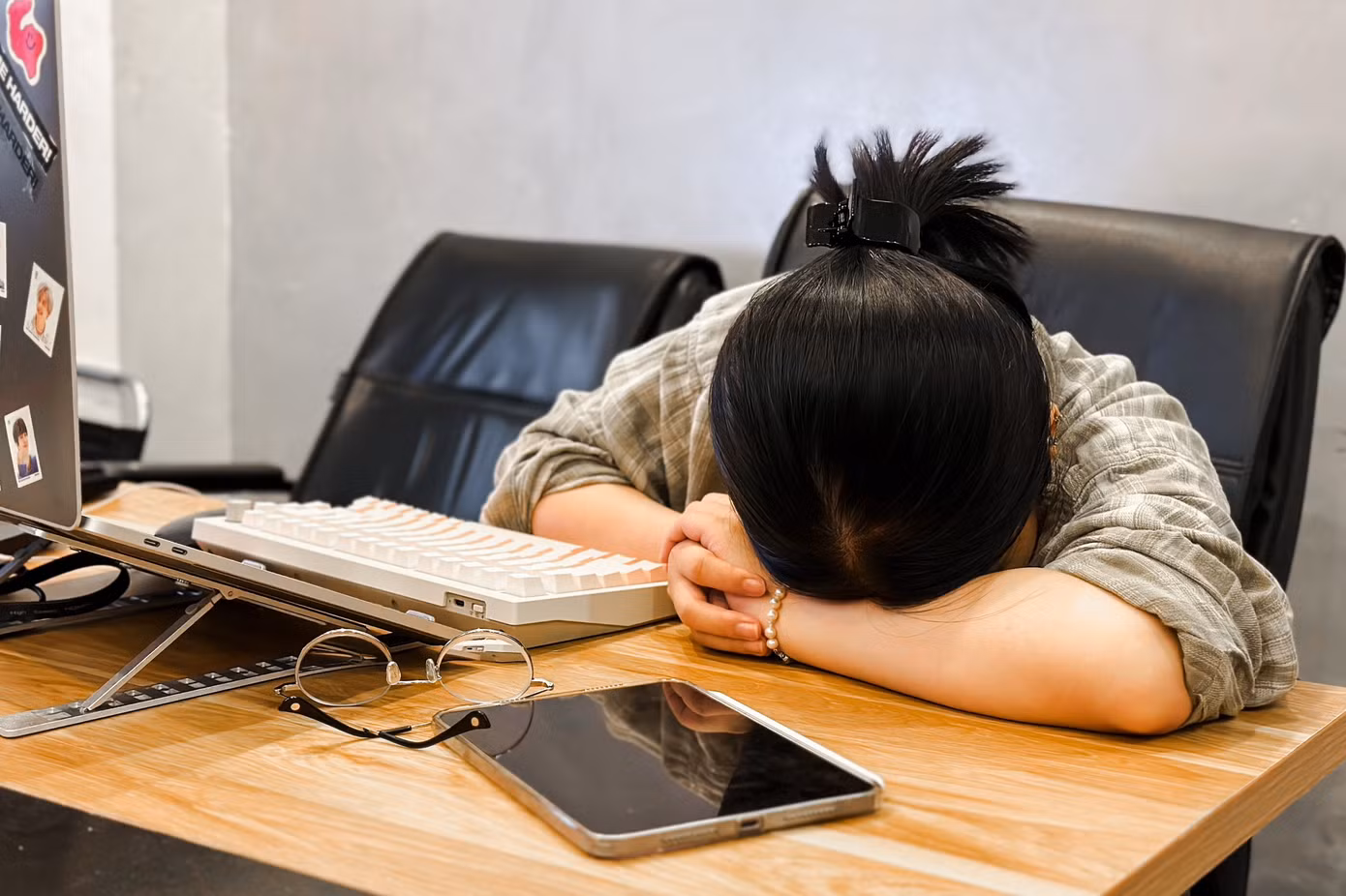 Nhiều người trẻ hằng ngày đối mặt với hội chứng kiệt sức nơi công sở