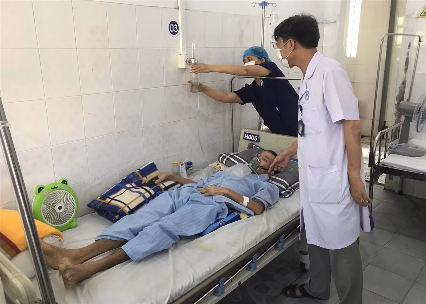 Công nhân mắc bệnh bụi phổi được điều trị tại BV Phổi Nghệ An.