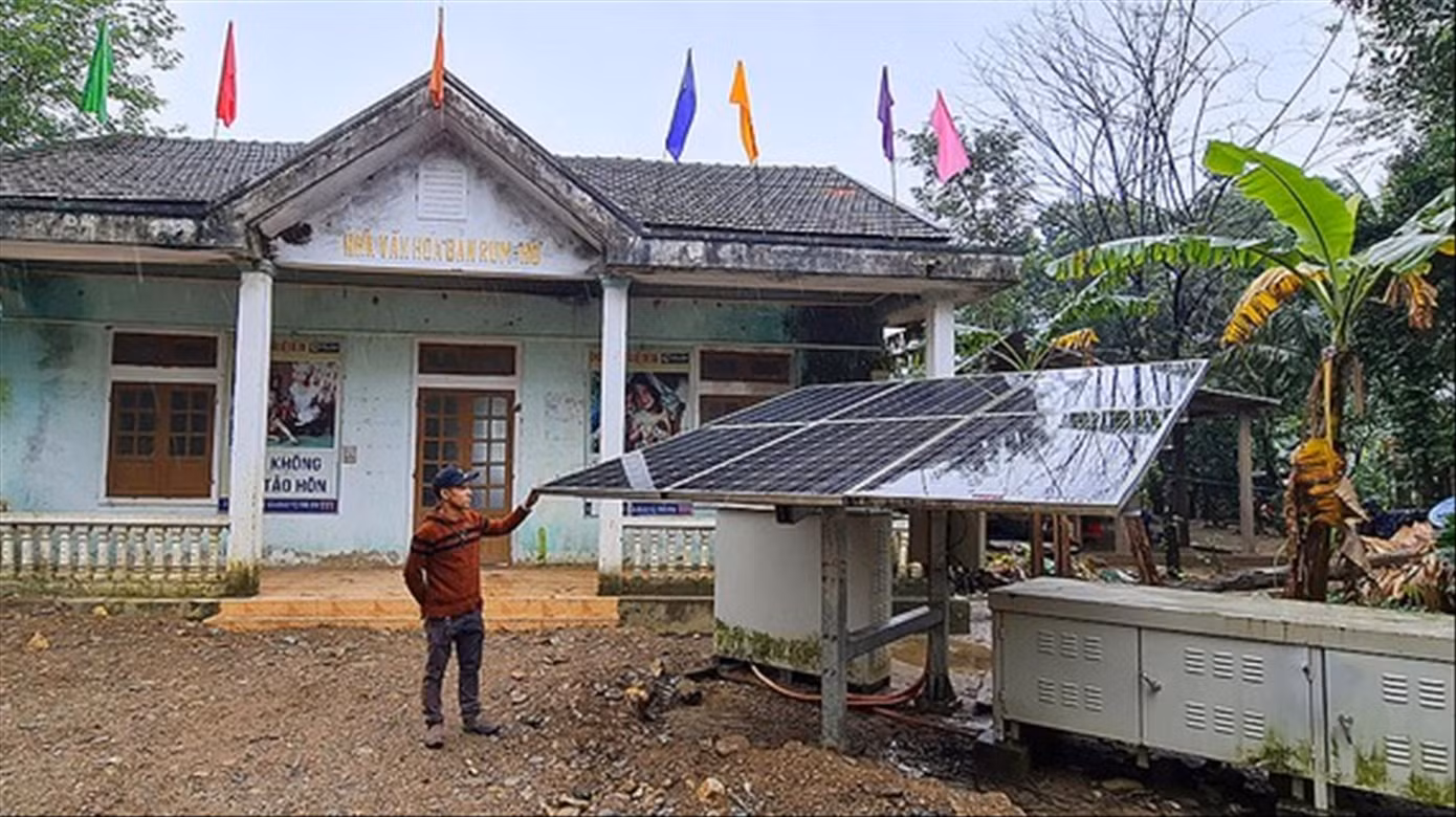 Một cụm điện ở bản Ho Rum, xã Kim Thủy bị hư hỏng từ khi mới đưa vào sử dụng