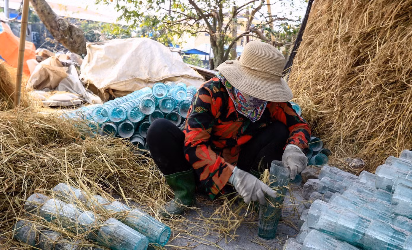 Cốc uống bia Xối Trì chờ tiểu thương đem đi phân phối ở các quán bia hơi