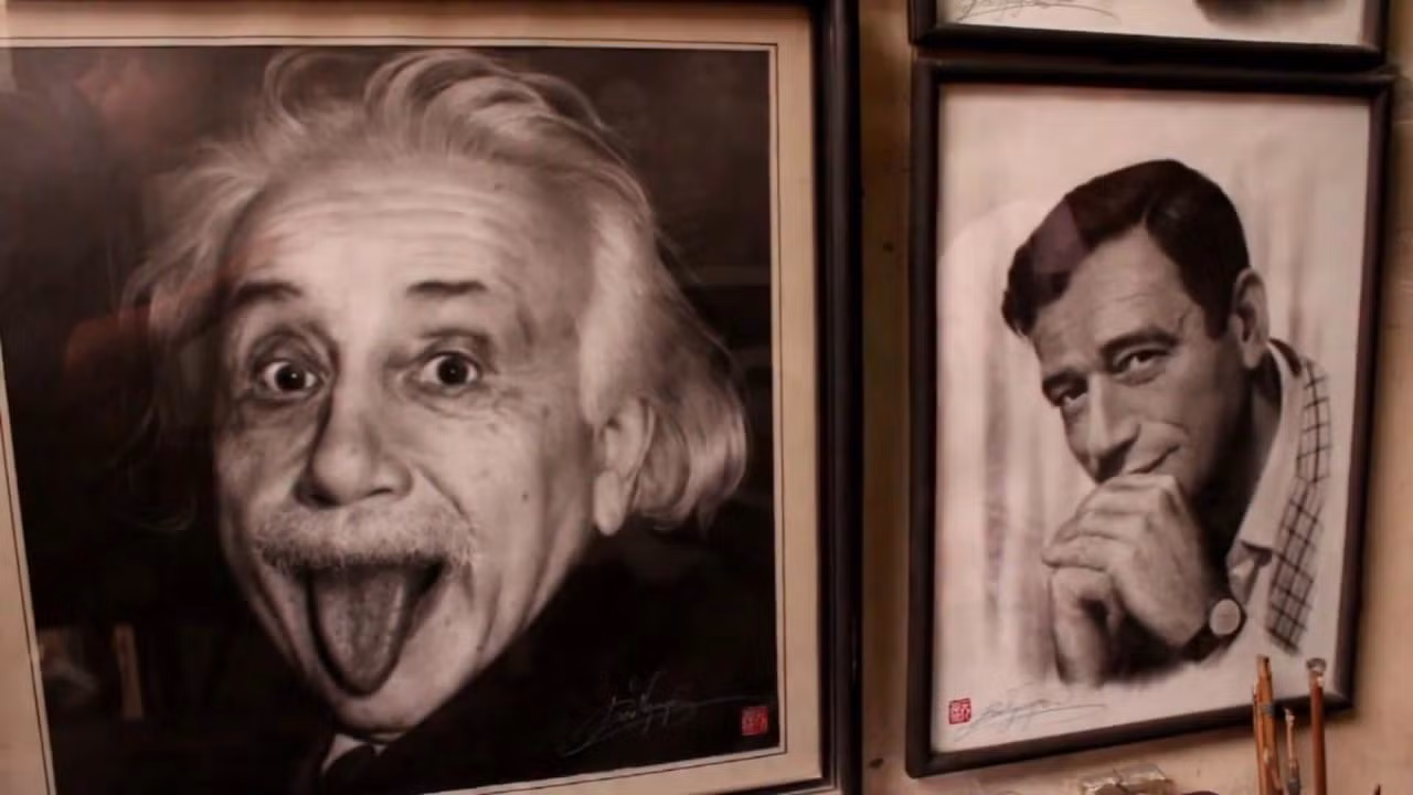 Hai bức tranh Albert Einstein lè lưỡi và Clark Gable cười nửa miệng ở cửa hàng truyền thần Bảo Nguyên