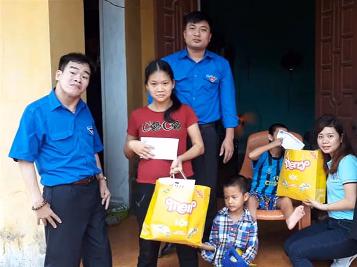 Lê Viết Thuận (ngoài cùng bên trái) tích cực tham gia các hoạt động hỗ trợ người cùng cảnh ngộ