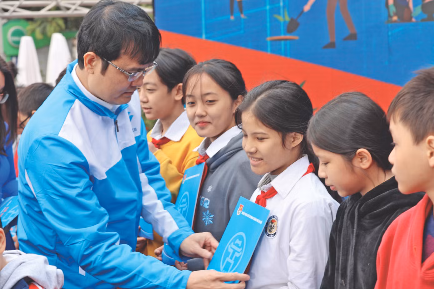 Bí thư thứ nhất T.Ư Đoàn Bùi Quang Huy trao học bổng cho học sinh có hoàn cảnh khó khăn tại Hà Nội