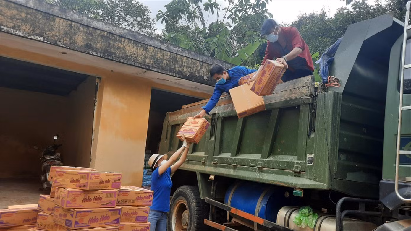 Các bạn trẻ vận chuyển đồ hỗ trợ người dân ở điểm nóng dịch COVID-19