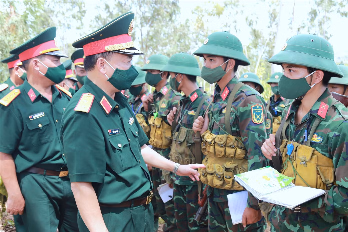 Trung tướng Thái Đại Ngọc - Tư lệnh Quân khu 5 kiểm tra và động viên chiến sĩ trên thao trường huấn luyện