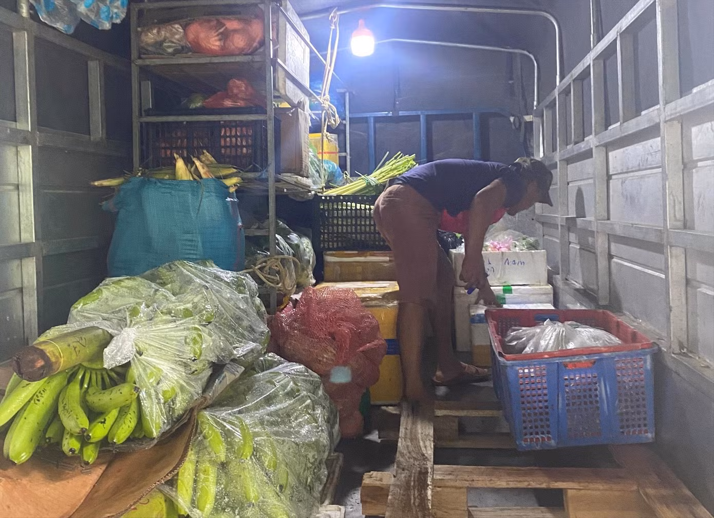 Những thùng thực phẩm sẽ theo xe luồng xanh đến từng nhà, từng chốt kiểm soát gần nhà dân nhất