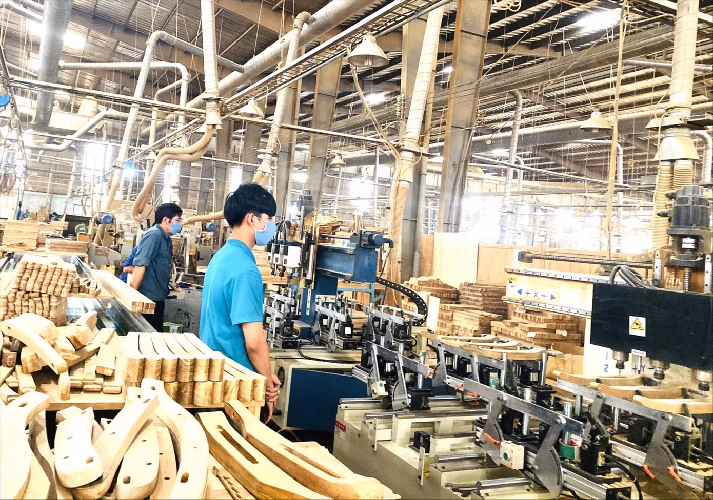 Công nhân sản xuất đồ gỗ trong nhà máy ở Bình Dương. Ảnh: H.C