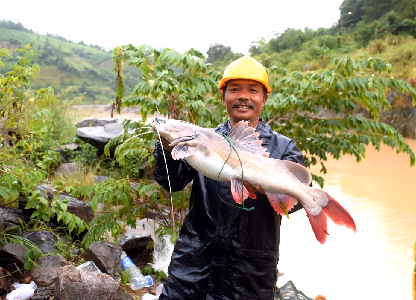 Ông Phận tươi cười sau thành quả một đêm
