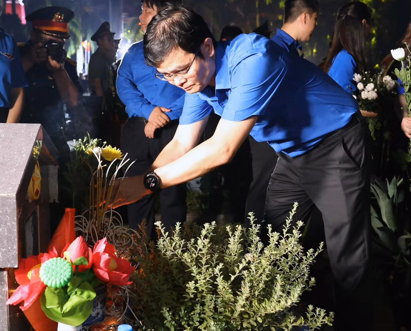 Bí thư thứ nhất T.Ư Đoàn Bùi Quang Huy dâng hương, hoa tại phần mộ các Anh hùng liệt sĩ. Ảnh: NHƯ Ý