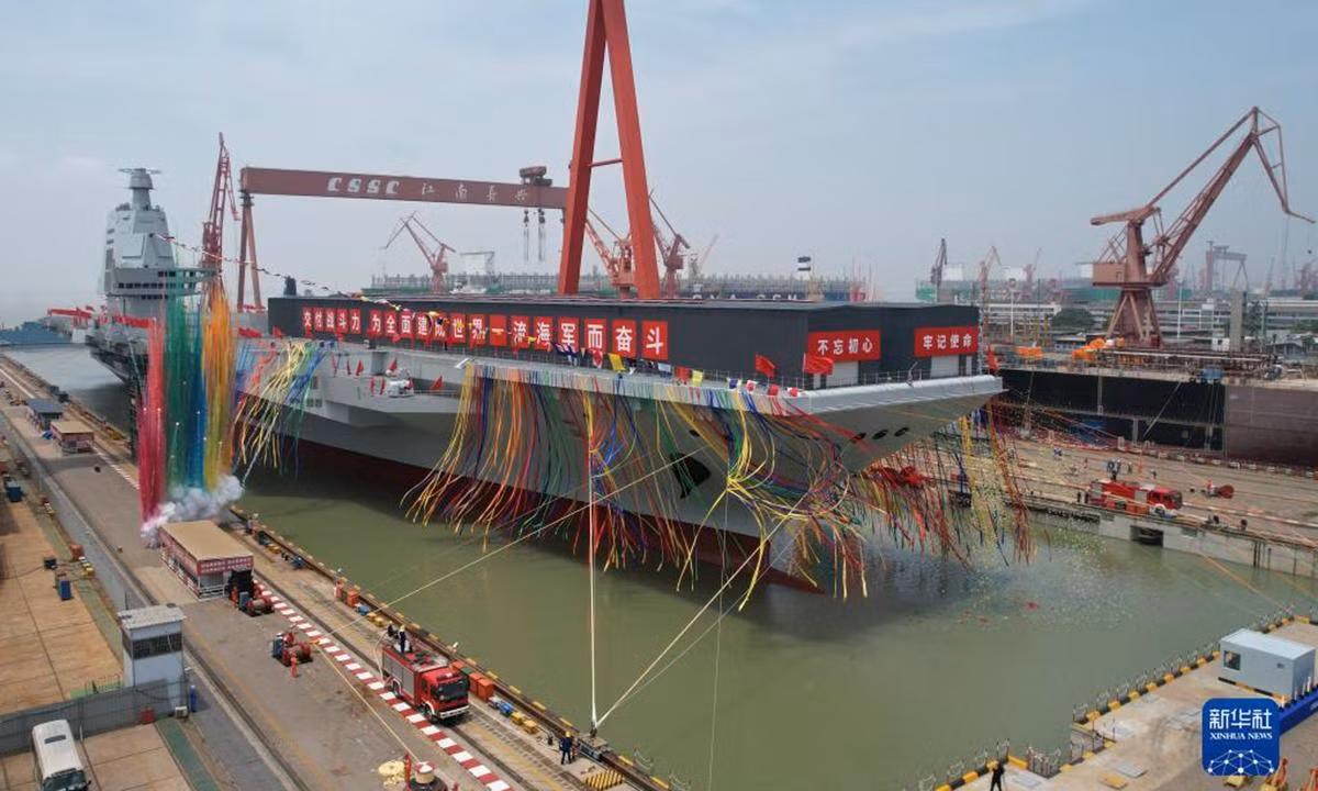 Trung Quốc hạ thủy tàu sân bay thứ ba ở Thượng Hải hôm 17/6 nhân dịp kỷ niệm 55 năm nước này thử vụ bom khinh khí đầu tiên. Ảnh: Xinhua
