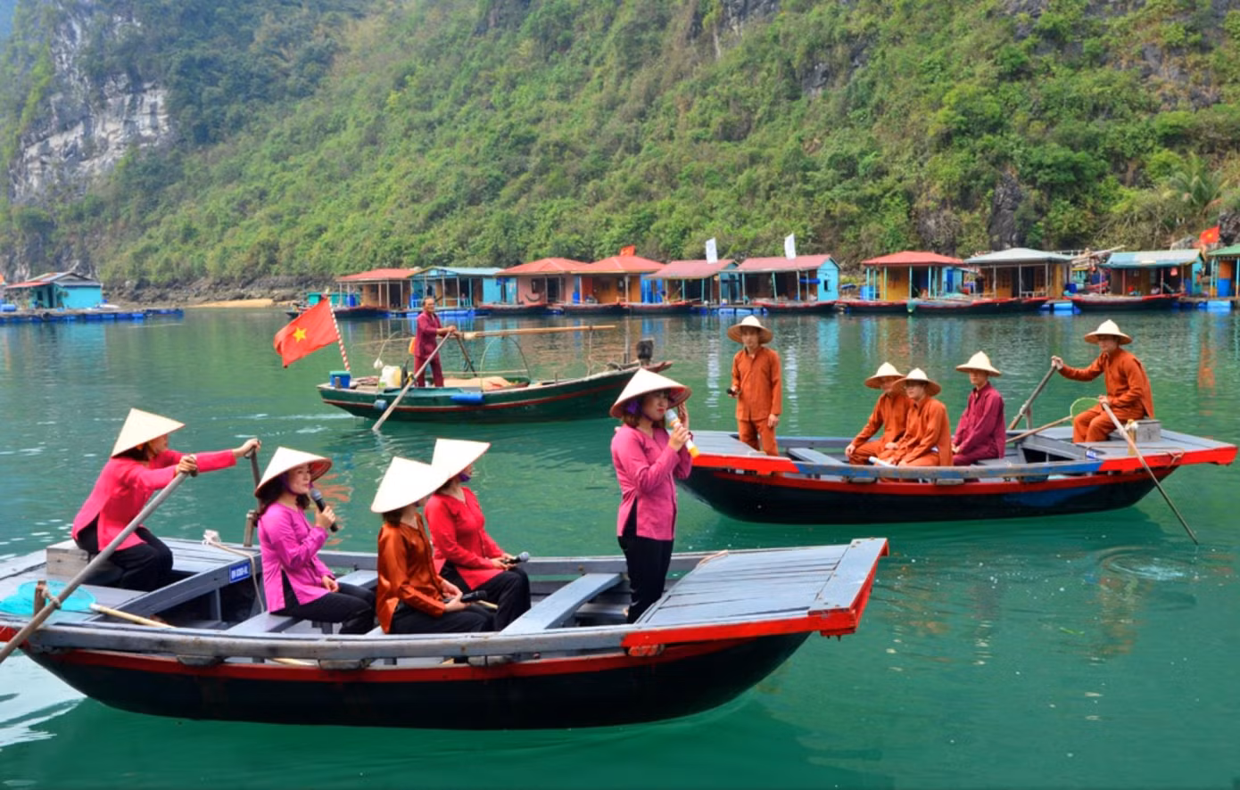 Những diễn viên, ca sỹ, nghệ sỹ là ngư dân của làng chài tham gia thực hiện đề án phục dựng văn hóa hầu hết đã bỏ nghề