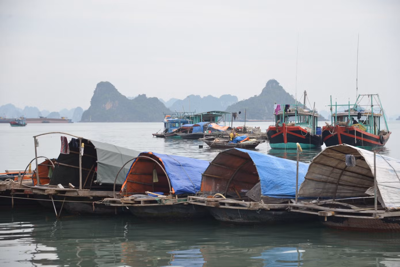 Những chiếc thuyền nan kết vào nhau trở thành những xóm chài nhỏ bên bờ vịnh Hạ Long