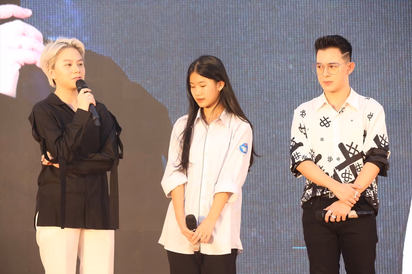 Diễn viên Quang Anh và Bảo Hân hát nhạc phim Về nhà đi con (Cảm ơn con nhé) và cởi mở về trải nghiệm bạo lực học đường. Ảnh: TRỌNG TÀI
