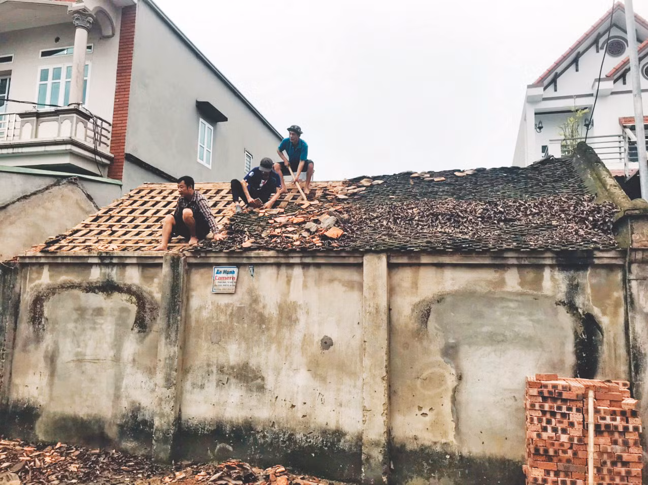 Người dân xã Xuân Cẩm tháo dỡ nhà ở hưởng ứng hiến đất làm đường Ảnh: Nguyễn Thắng