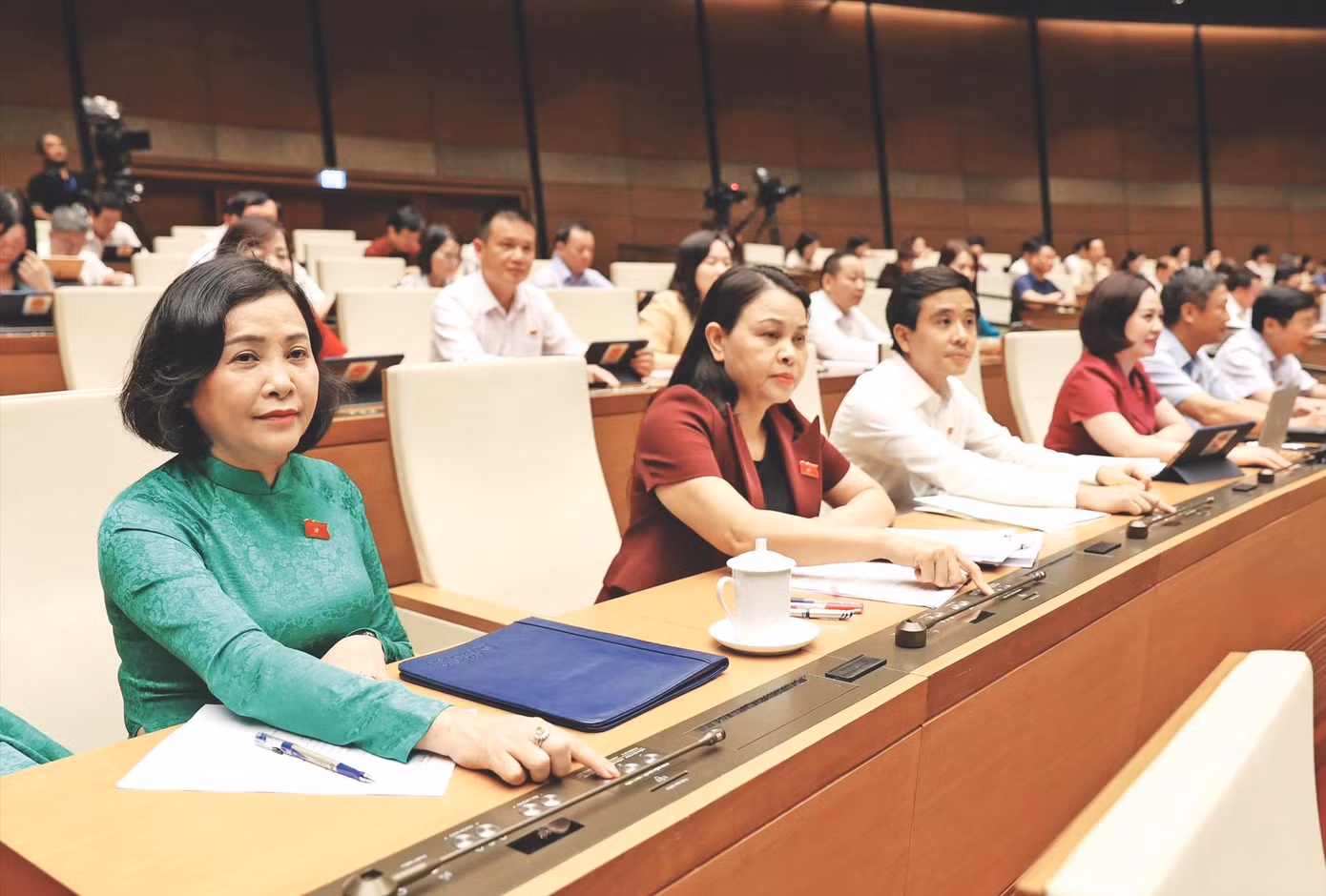 Các đại biểu biểu quyết thông qua các dự án luật. Ảnh: Như Ý