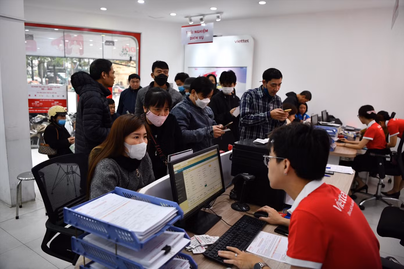 Thuê bao đổ xô đến nhà mạng để chuẩn hóa thông tin những ngày qua. Ảnh: Như Ý