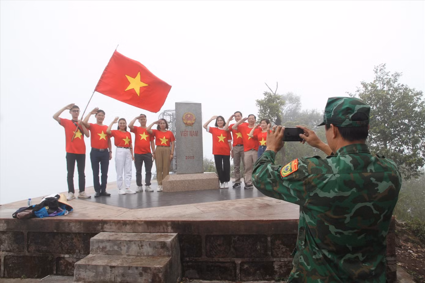 Chiến sĩ dẫn đường chụp ảnh cho du khách trên đỉnh cột mốc A Pa Chải