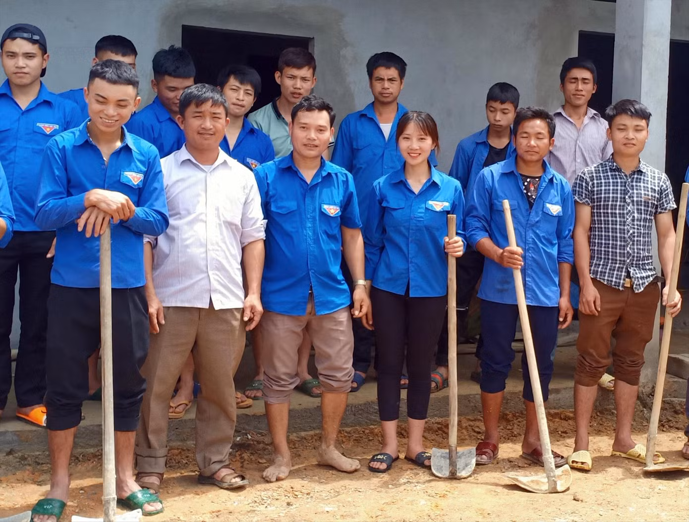 Anh Tải Văn Thưởng (hàng trên, thứ 3 từ trái sang) cùng ĐVTN Pố Lồ tham gia các phần việc hỗ trợ người dân địa phương Ảnh: NVCC