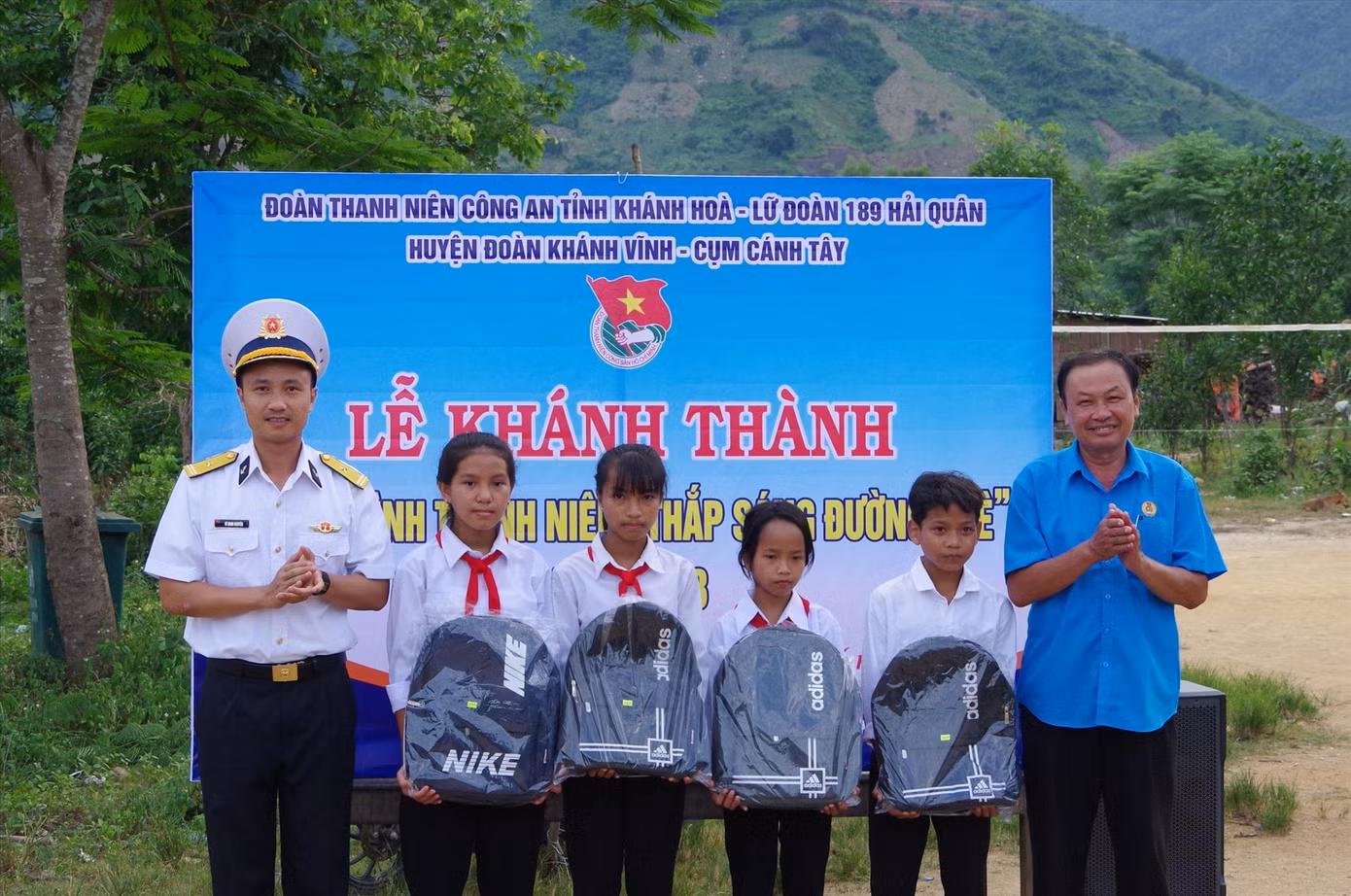 Đoàn cơ sở Lữ đoàn Tàu ngầm 189 trao tặng quà cho học sinh có hoàn cảnh đặc biệt khó khăn tại xã Giang Ly thuộc huyện Khánh Vĩnh (Khánh Hòa) ẢNH: CTV Đoàn cơ sở Lữ đoàn Tàu ngầm 189 trao tặng quà cho học sinh có hoàn cảnh đặc biệt khó khăn tại xã Giang Ly thuộc huyện Khánh Vĩnh (Khánh Hòa) ẢNH: CTV
