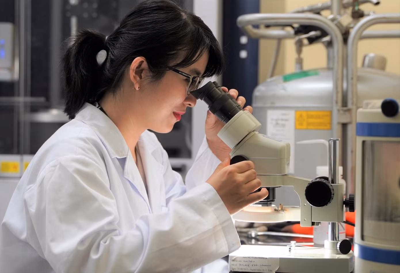 TS Trần Thị Như Hoa dành nhiều tâm huyết tìm kiếm công nghệ vật liệu mới phục vụ việc điều trị bệnh. Ảnh: NVCC