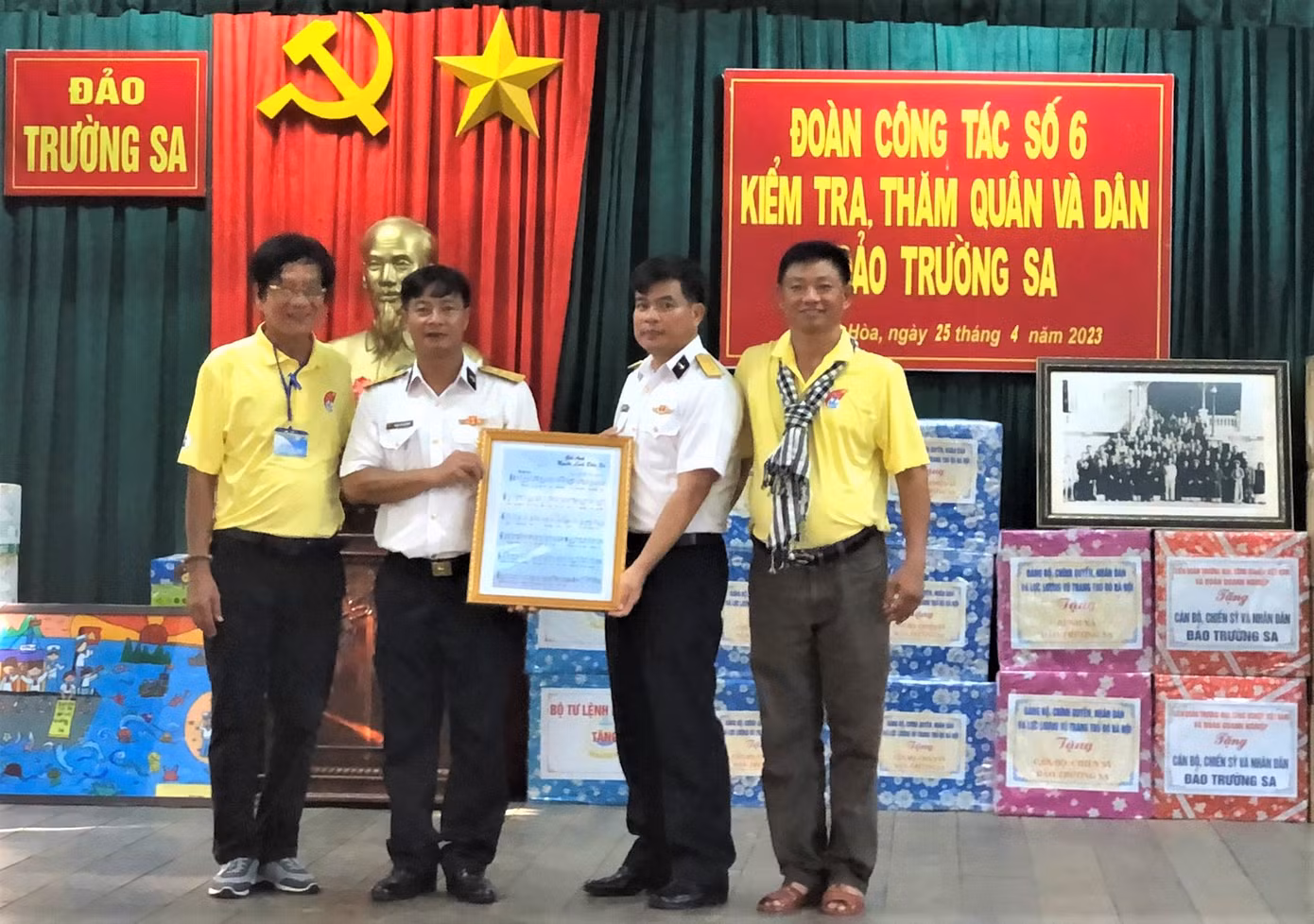 Nhà báo Lê Việt Quân thăm, tặng quà CBCS khi thăm quần đảo Trường Sa