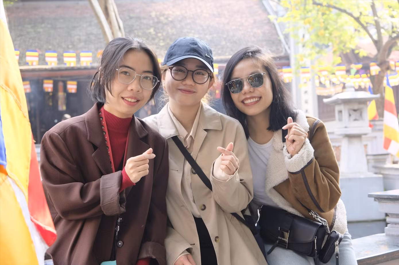 Ba cô gái độc thân Khánh, Oanh, Lợi chọn đi phượt nhân dịp lễ Tình nhân. Ảnh: Hanh An