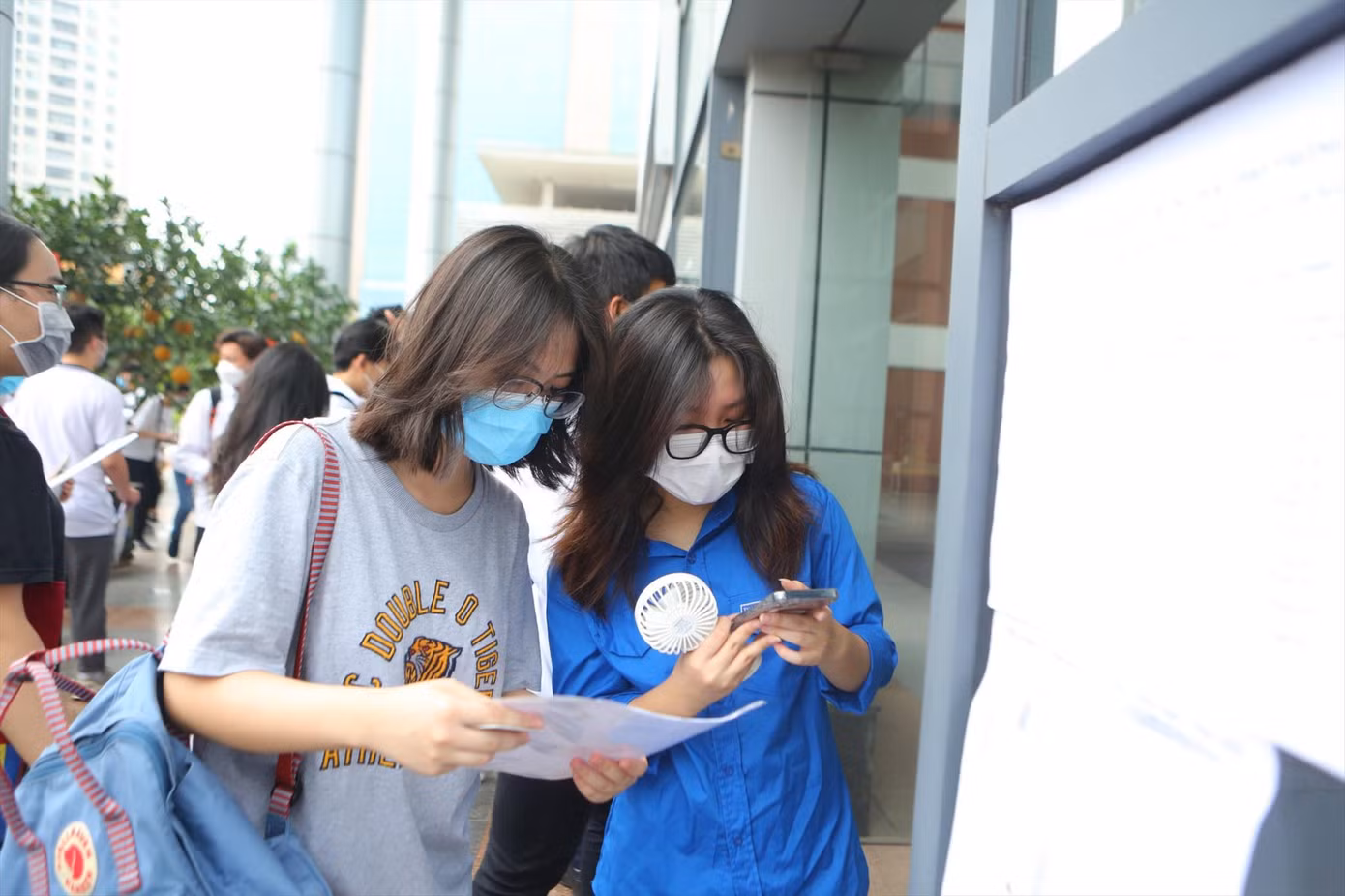 Sinh viên, phụ huynh đang phải đối mặt áp lực học phí tăng cao của các trường ĐH. Ảnh: Trọng Tài