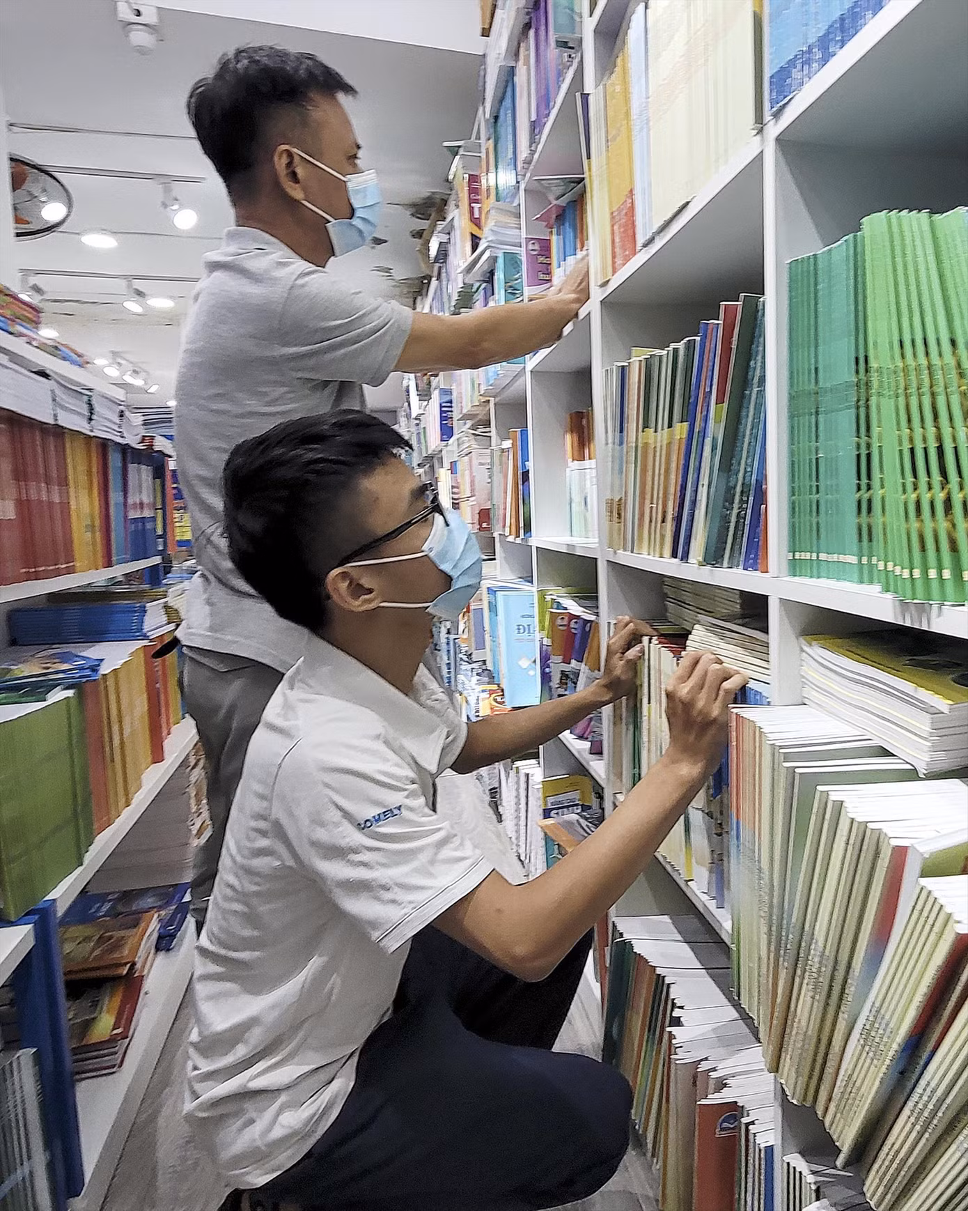 Đã vào năm học mới, phụ huynh vẫn mướt mải tìm mua SGK cho con. Ảnh: Mạnh Thắng