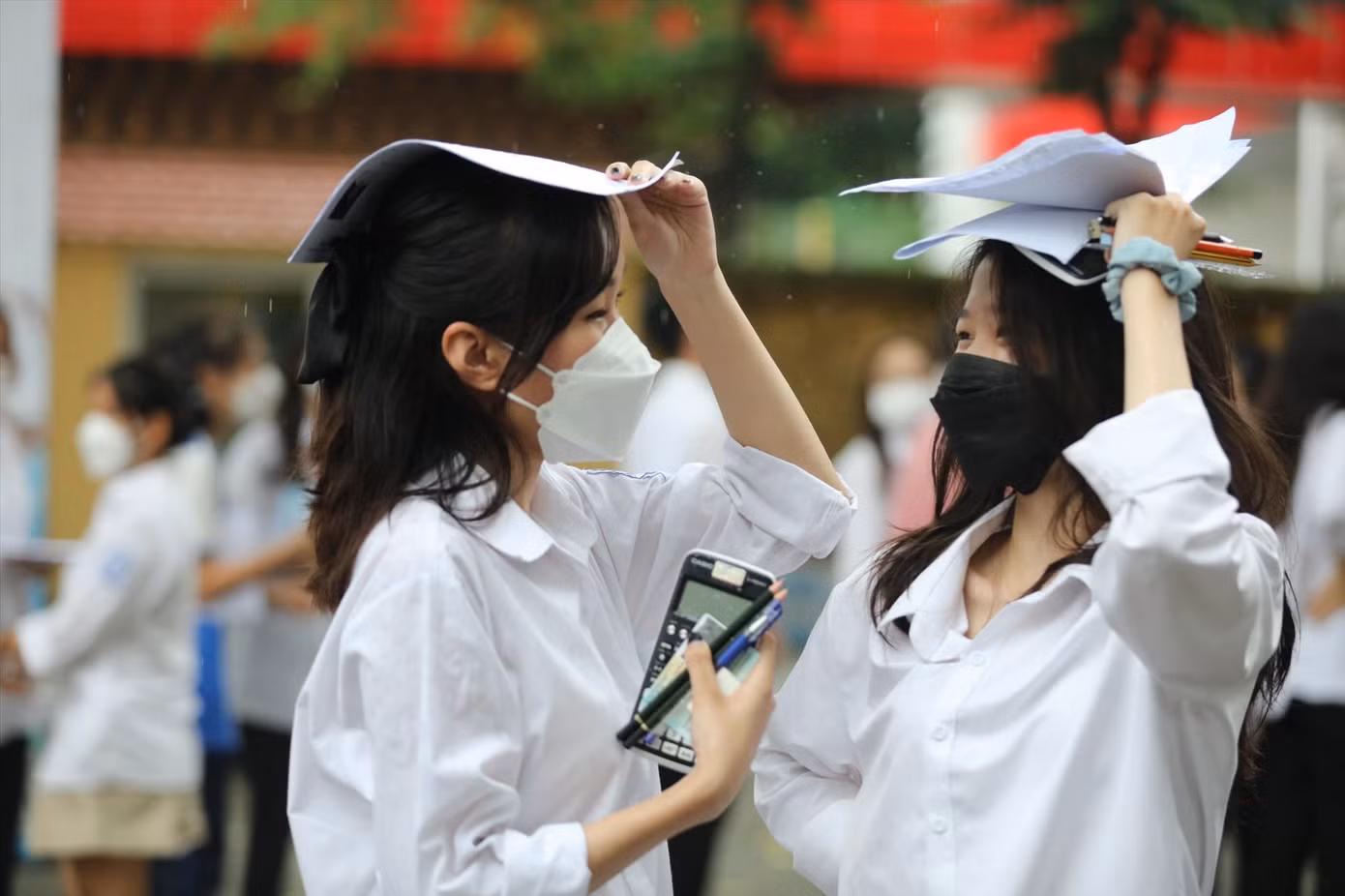 Học sinh đang là nạn nhân của bệnh thành tích. Ảnh: Nghiêm Huê