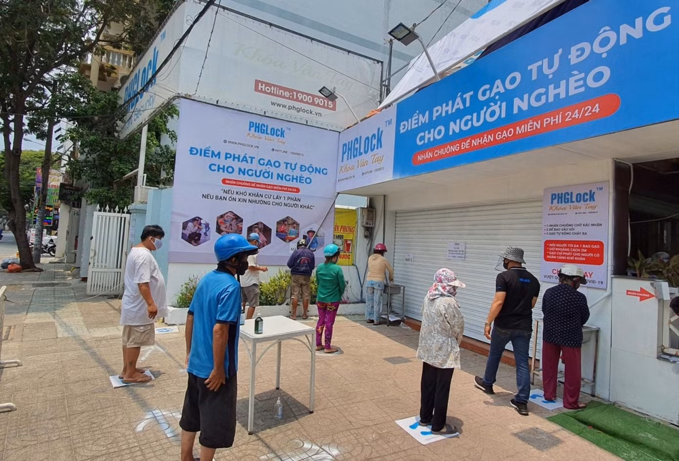 Người dân xếp hàng nhận gạo từ máy ATM gạo đầu tiên tại quận Tân Phú thời điểm bùng phát dịch COVID-19 giữa năm 2021