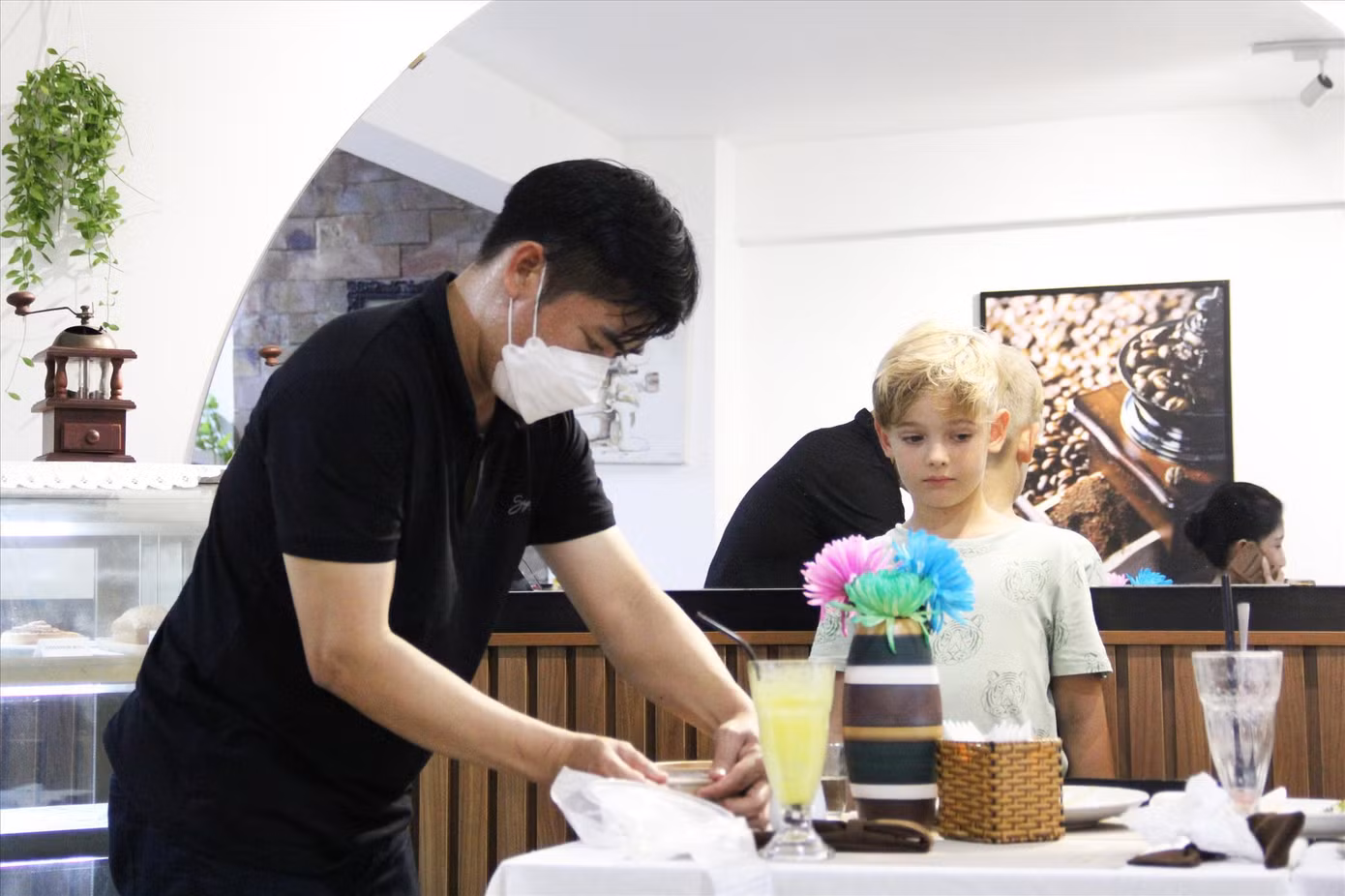 Anh Toàn có thể đảm đương nhiều vị trí mà không gặp trở ngại nào vì khuyết tật của mình Ảnh: Giang Thanh
