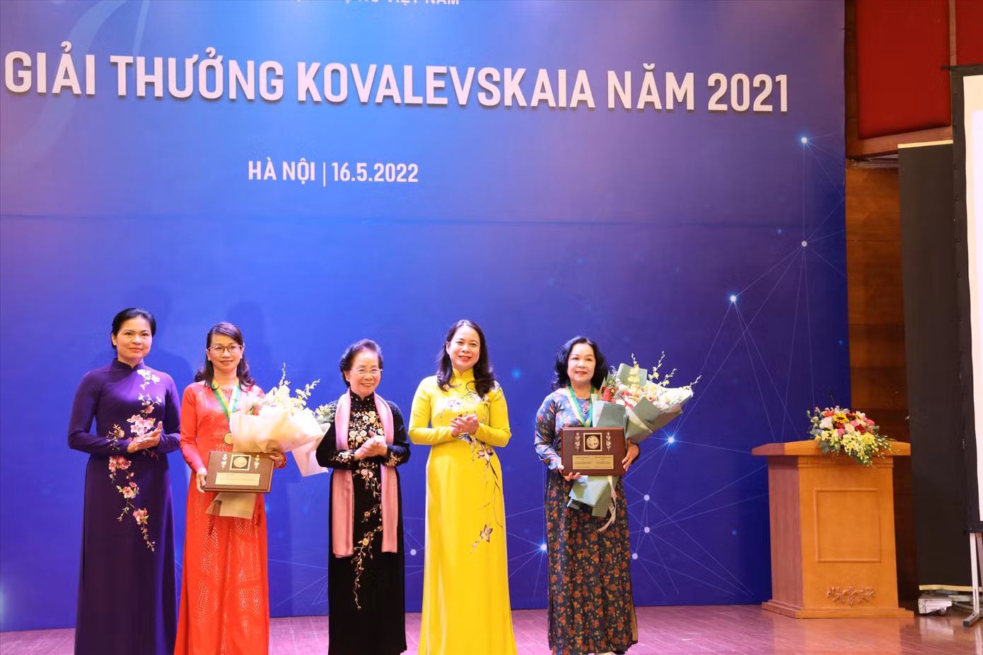 GS.TS. Nguyễn Thị Thanh Mai (thứ hai từ trái sang) và GS.TS NGƯT Nguyễn Minh Thủy (ngoài cùng bên phải) nhận giải thưởng Kovalevskaia sáng 16/5