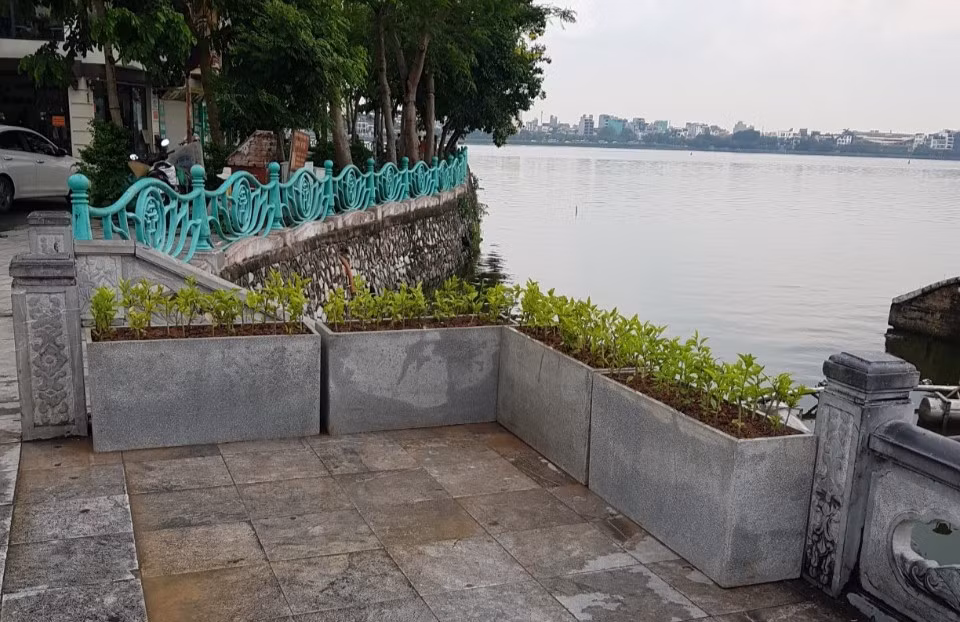 Khu vực lan can đá bị đổ sập đã được quận Tây Hồ thay thế bằng các bồn hoa