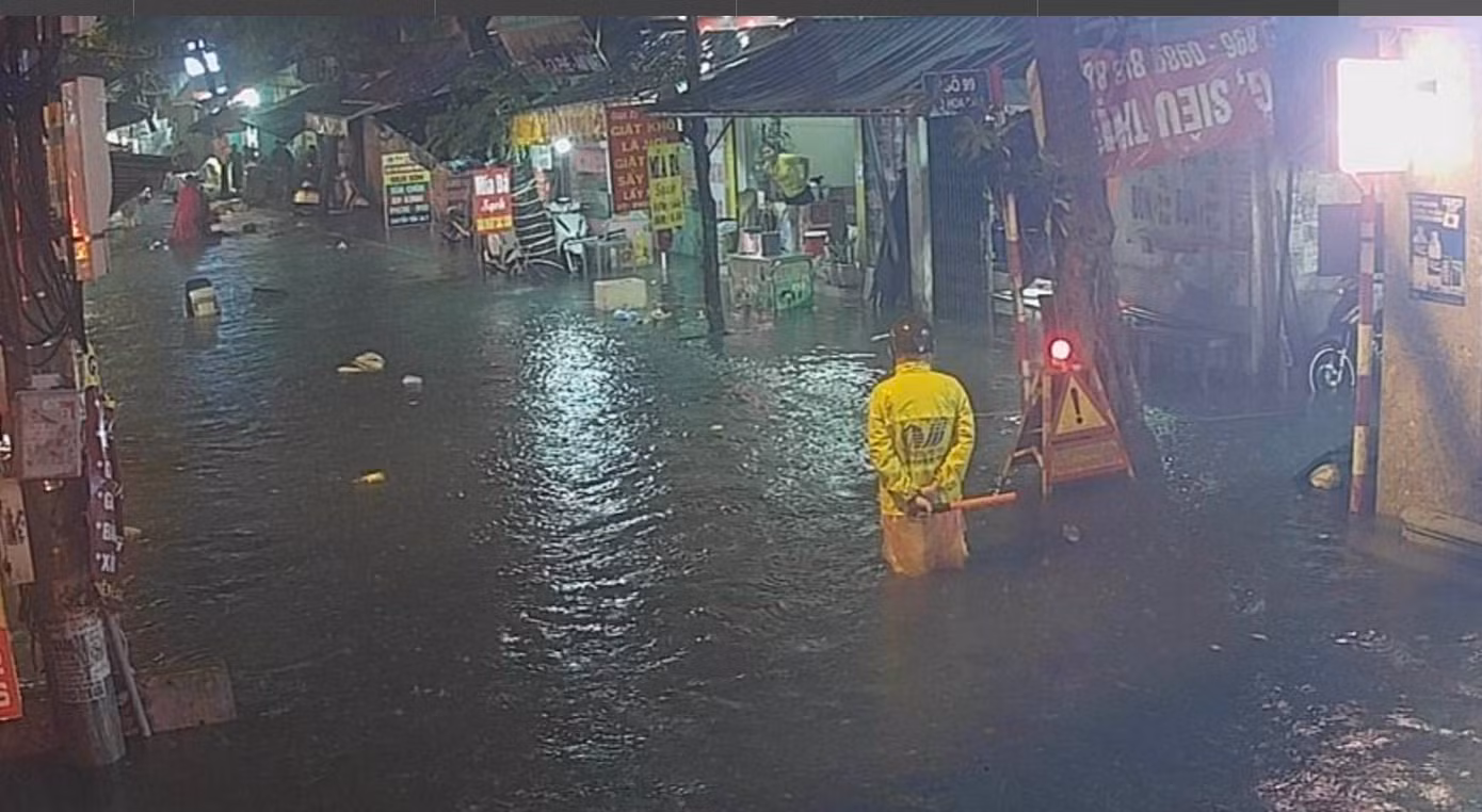 Phố Hoa Bằng (quận Cầu Giấy) cũng bị ngập sâu trong nước