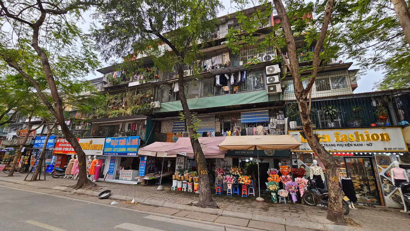 Tầng 1 tại các căn hộ khu tập thể Nghĩa Tân thành các ki-ốt, cửa hàng, quán ăn sầm uất...