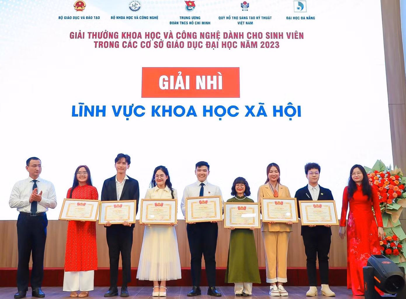 Nhóm Helius+ nhận giải Nhì Giải thưởng khoa học và công nghệ dành cho sinh viên trong các cơ sở giáo dục đại học năm 2023, lĩnh vực Khoa học Xã hội.