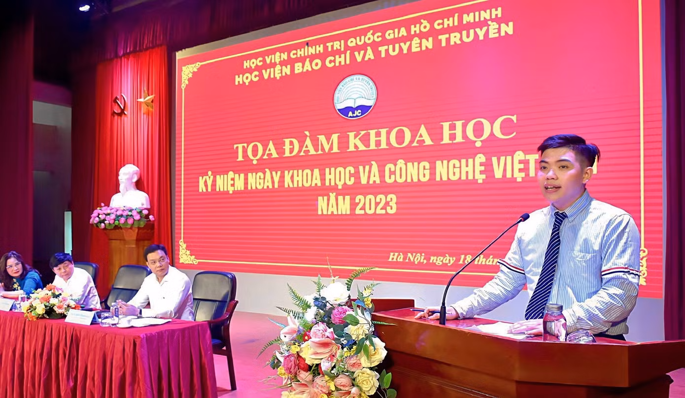 Nguyễn Bá Khải phát biểu tại một toạ đàm khoa học