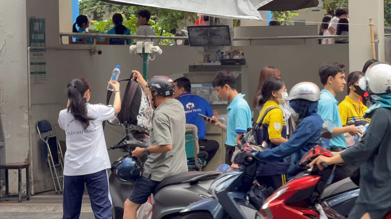 Các thí sinh đến làm thủ tục tại điểm thi THCS Hà Huy Tập (TP.HCM) - Ảnh: Phương Anh