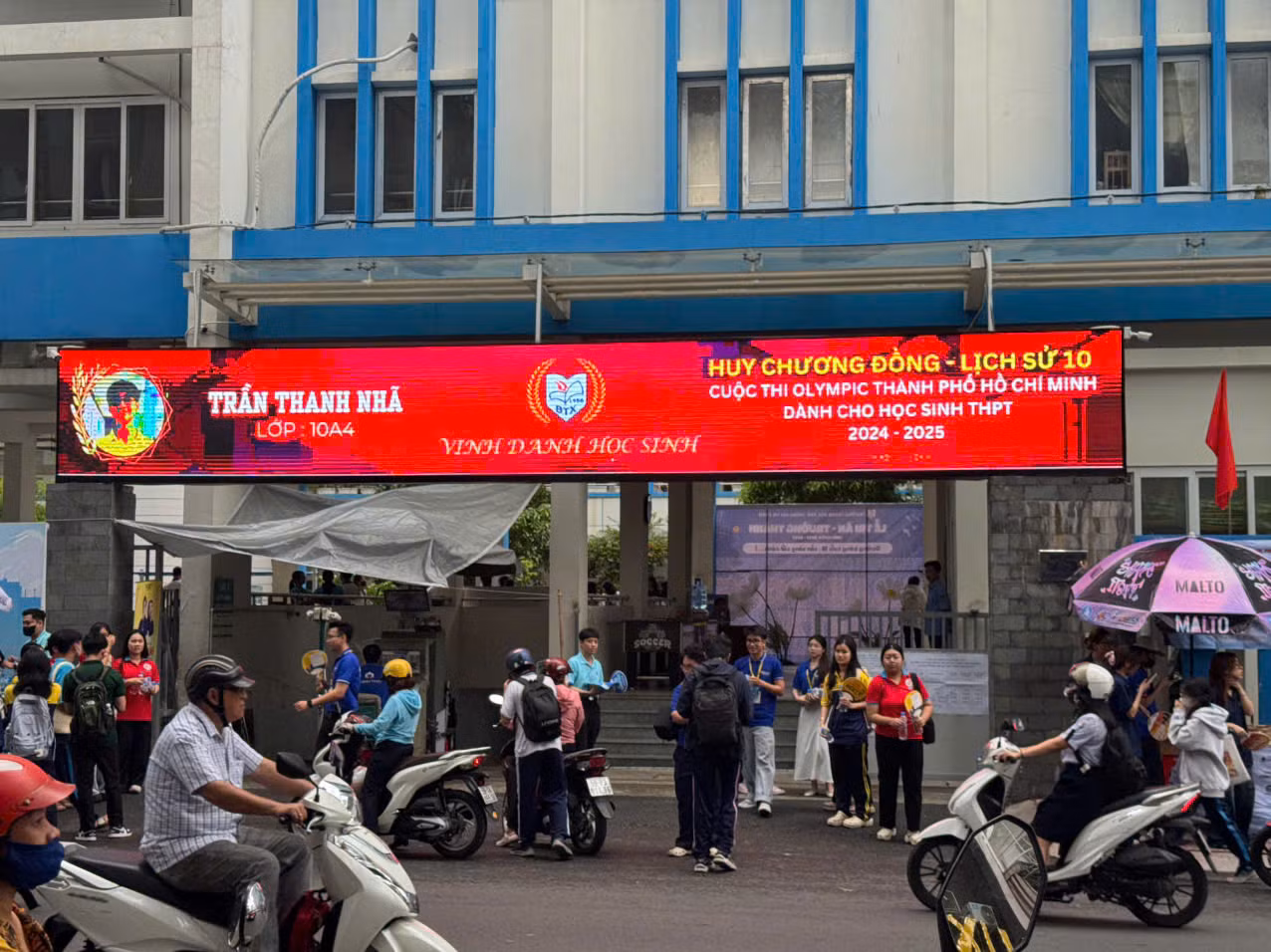 Các thí sinh đến làm thủ tục dự thi tại điểm thi THPT Bùi Thị Xuân (TP.HCM) - Ảnh: Thảo Ngân