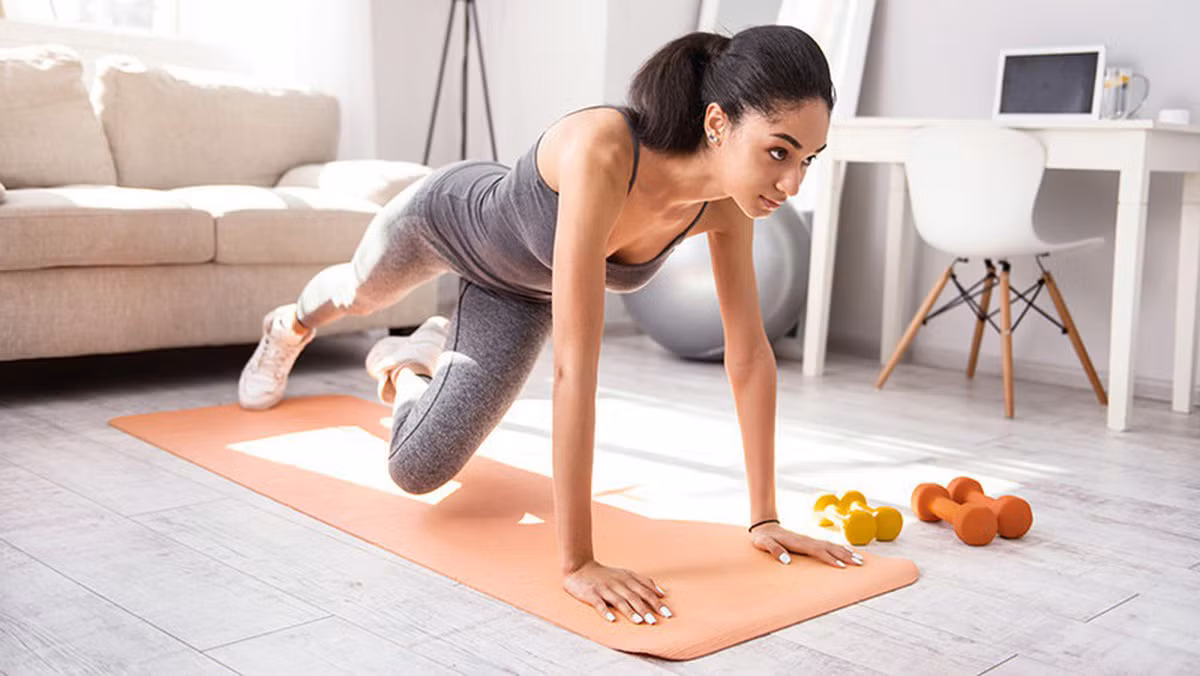 Áp dụng các kỹ thuật thư giãn như thiền, yoga, hít thở sâu có thể giúp giảm căng thẳng và lo âu, từ đó giúp bạn đối phó tốt hơn với nỗi sợ sex.